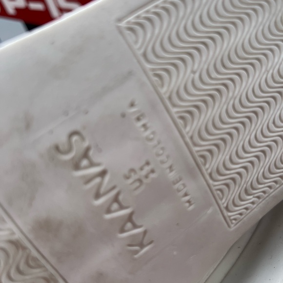 Women’s size 11 casual sneakers by Kaanas - Picture 3 of 3